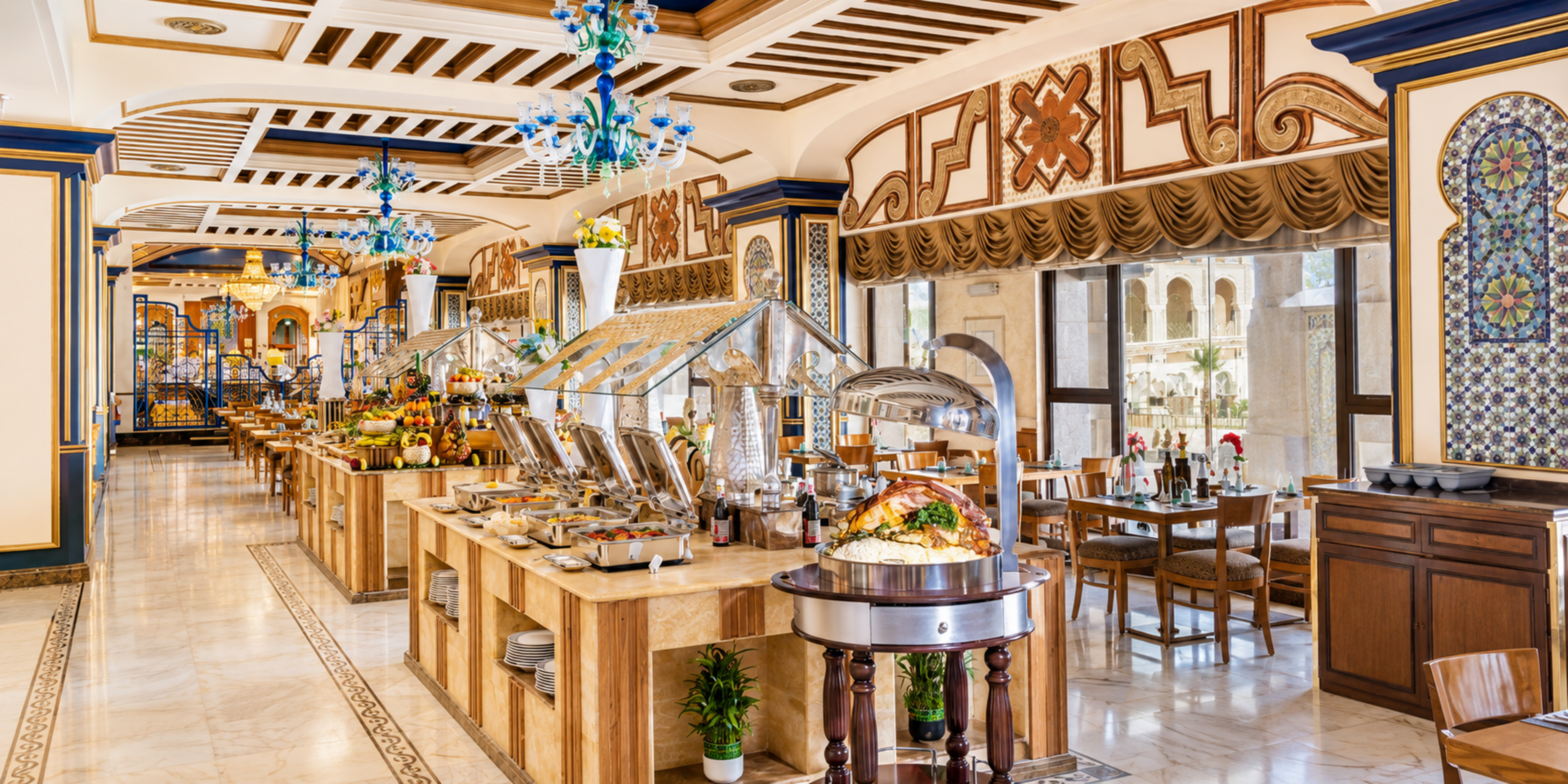 Une vue sur la salle à manger raffinée d'un restaurant de l'hôtel Dar Al Tawhid à La Mecque, disposant d'un grand buffet garni, de tables dressées et de baies vitrées donnant sur le Masjid Al-Haram, illustrant l'offre gastronomique pour les pèlerins.